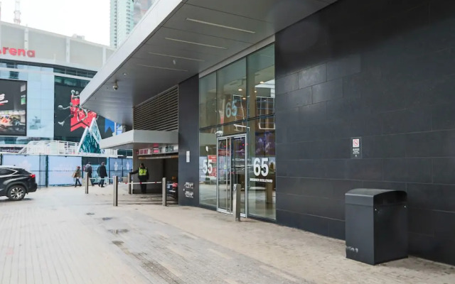 HomeHop - Maple Leaf Square