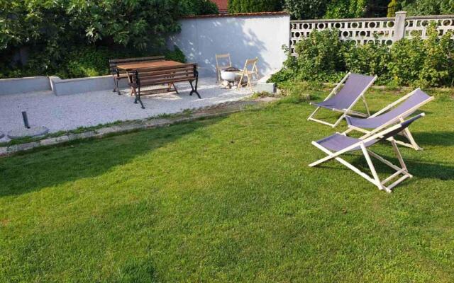 Huge BBQ Garden, Spacious Flat, AC, Free Parking 2
