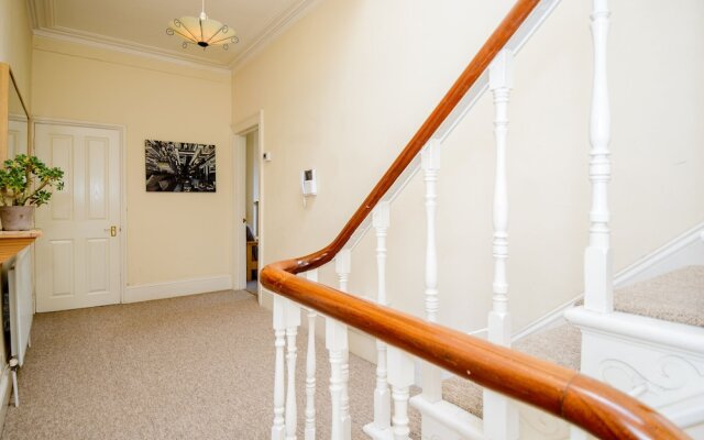Spacious 4 Bedroom Home on Gloucester Road