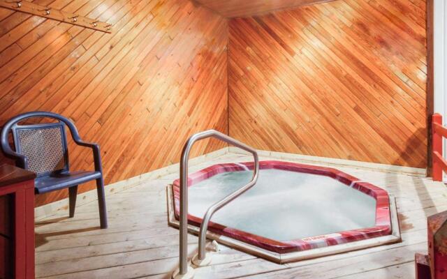 Super 8 Macknaw City/Beachfront Area