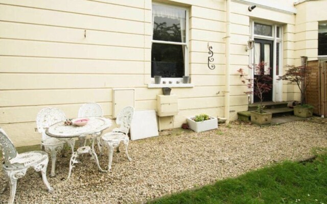 Cheltenham Cozy Retreat With 2 Bedrooms