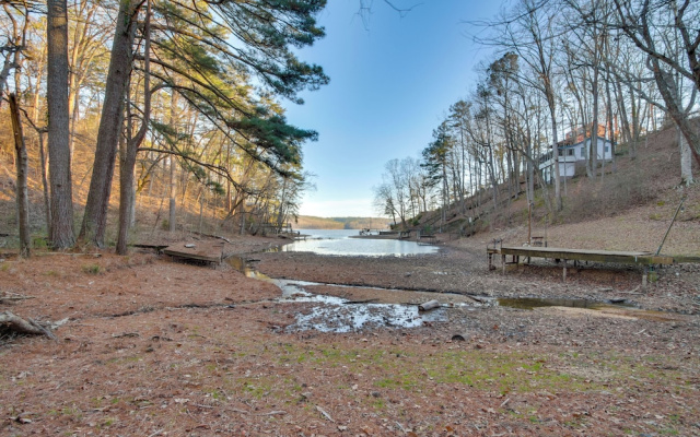 On-site Lake Access: Serene Waterloo Getaway