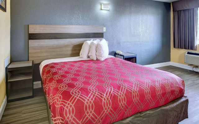 Econo Lodge at Military Circle