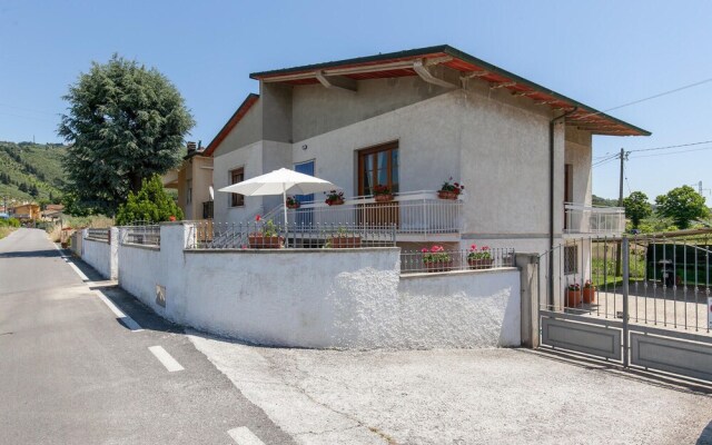 Beautiful Apartment in Piano di Mommio With Outdoor Swimming Pool, Wifi and 3 Bedrooms