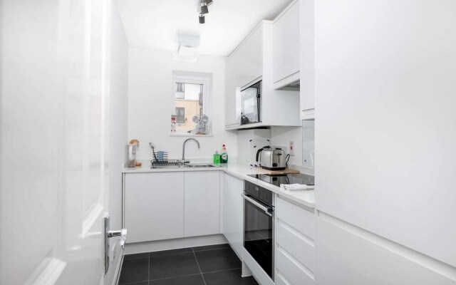 Modern 2 Bed, for up to 4, Excel/city Airport