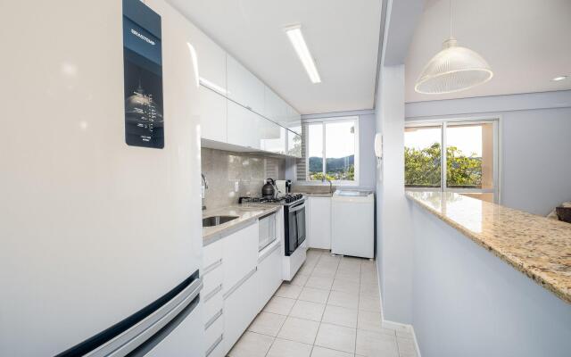 Apto com churrasqueira a 3min da praia EST403