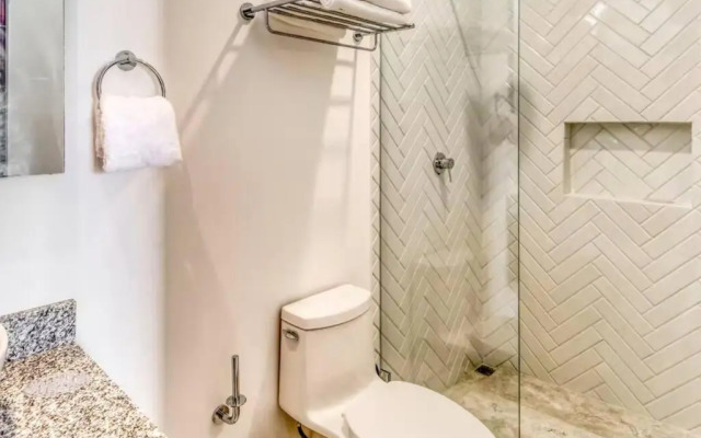 305 Amena Modern Secluded Penthouse w/ Private Pool & Gym