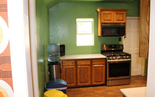 Hicksville Pines Chalets & Motel