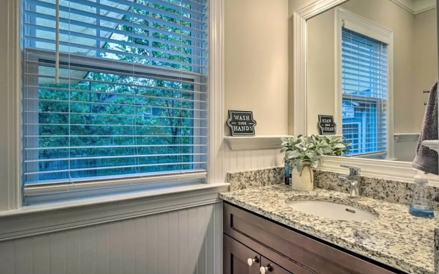 Downtown Fredericksburg Home w/ Large Patio!