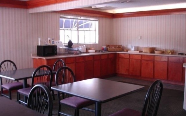 Stratford House Inn and Suites