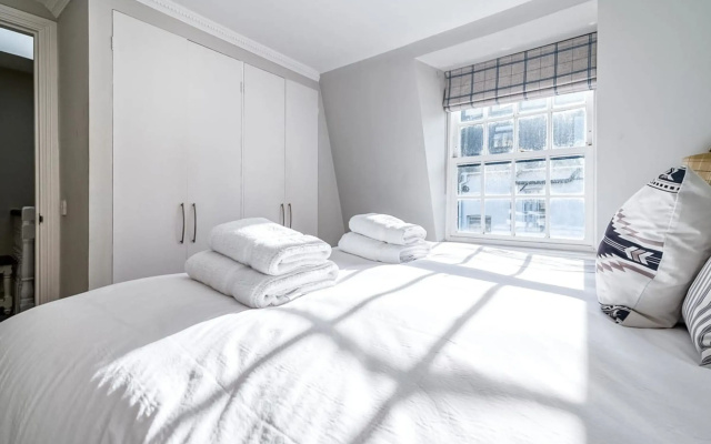 Cozy and Spacious Kensington Maisonette