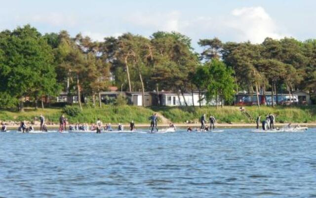 Roter Bungalow am Strand _50m_ _ O