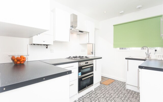 4 BR Townhouse, 10 Minutes From City Centre