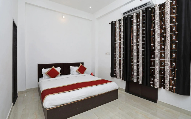 OYO 10682 Hotel Blue Lotus