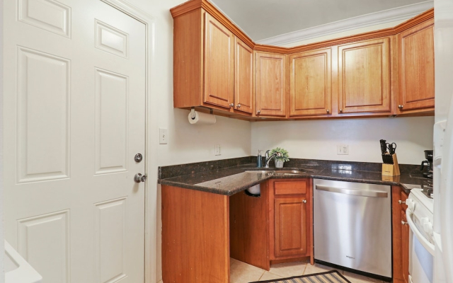 Alluring 2BR Apt in Old Irving Park