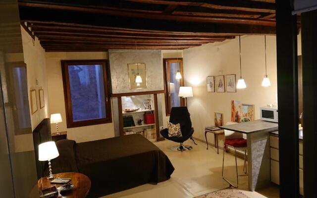 Studio Apartment San Marco 1825 fully sanitzd