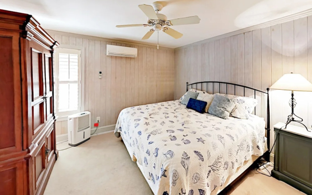 Lakeside - 4 Br Home