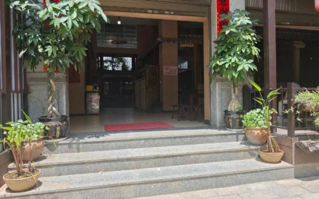 Pu'er Plum Lakeside Hotel