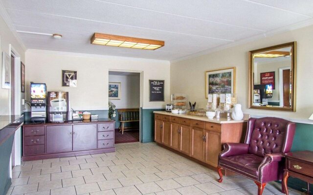 Econo Lodge Inn & Suites Windsor Locks Bradley Airport