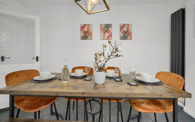 Central Chic - Huge Home - Free Wifi