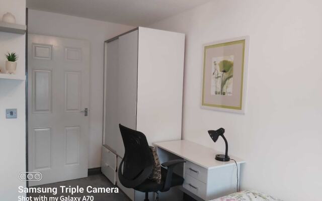 Stylish & Cosy 2 bed Flat With Parking & Bfast