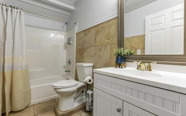 Elegant 4BR Condo in Downtown