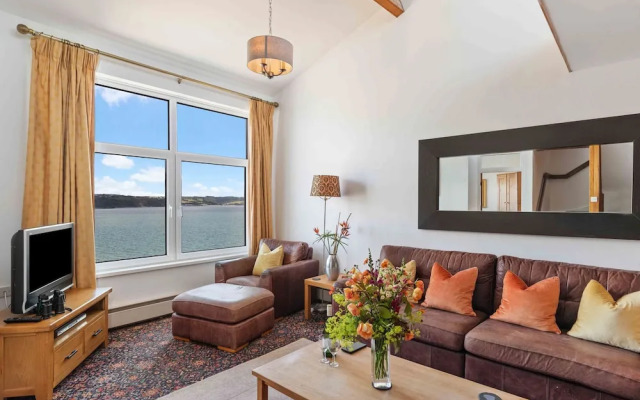 Captains View - Sea and Harbour Views Parking