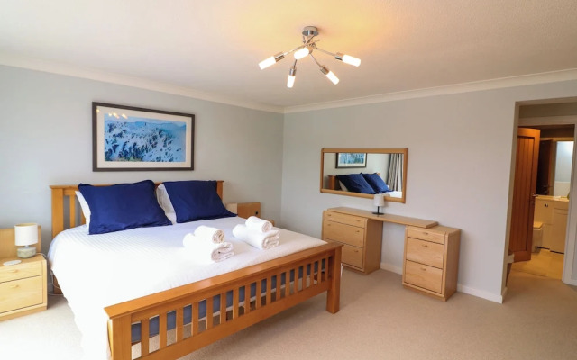 3 Hamstone Court