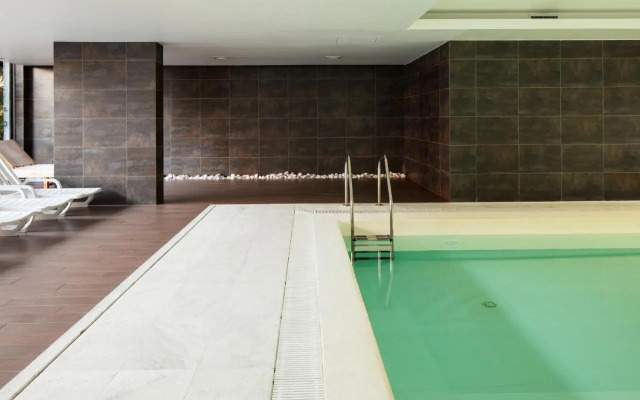 Skyscraper Riverview Lisbon with Indoor Pool