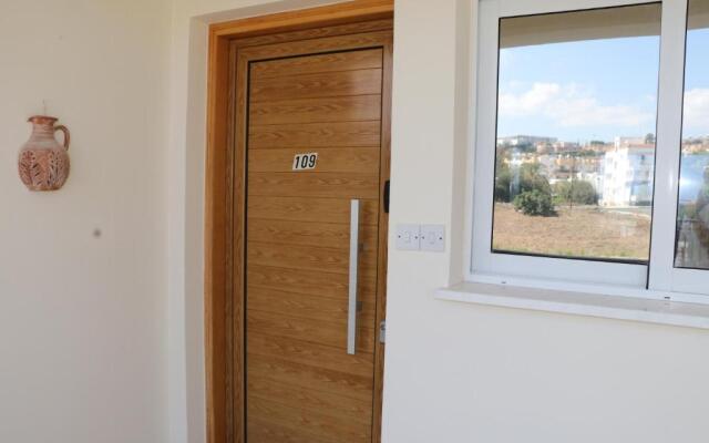 Sunset apartment with pool & 10 mins to Venus beach