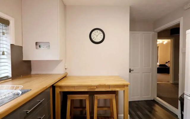 Spacious 2 Bedroom Cosy Apartment - Close to Station!