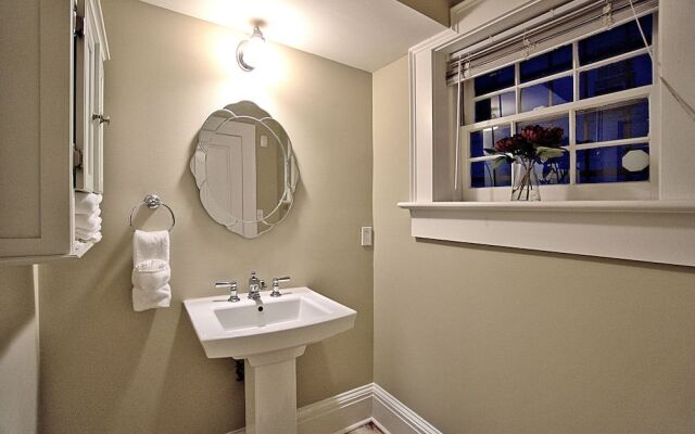 Comfy Carriage House Steps from the River