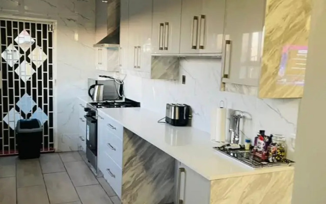 Lovely 3 bed in Selborne Park With Pool - 2234