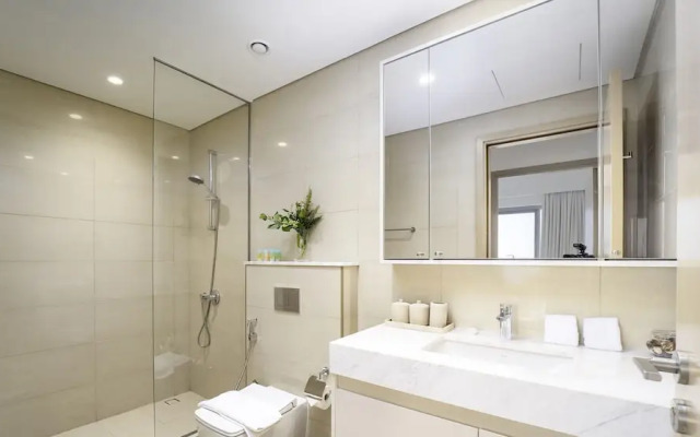 Sleek 1BR in Burj Royale with Canal View