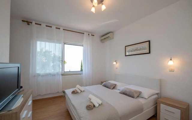 Villa Tomić Apartment Mia near the sea