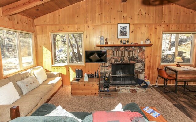 Owl Cabin - Sierra Style Cabin Located On A Quiet Road In Fawnskin And Backs Up To National Forest! 2 Bedroom Home