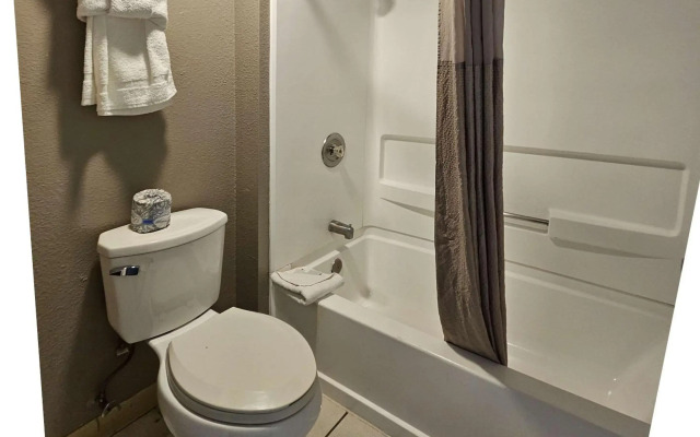 Rodeway Inn & Suites Thousand Palms - Rancho Mirage
