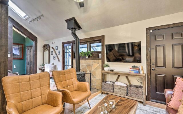 Woodsy Flagstaff Hideaway w/ Deck + Sunroom!