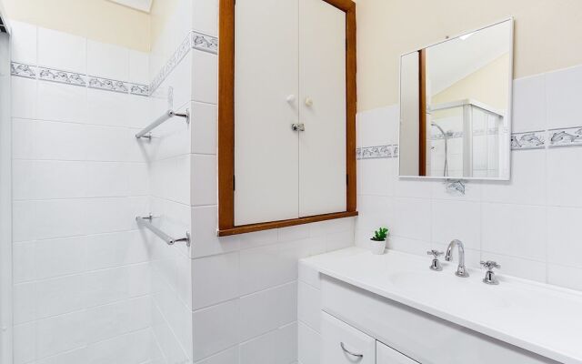 Macadamia Court, 2/8 Government Road