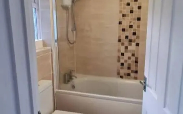 Gillingham 4-bed Stay - Wifi, Parking, Ldn Access