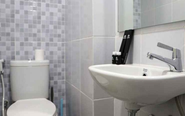 Cozy and Best Choice Studio Apartment at Tokyo Riverside PIK 2 By Travelio – Bathroom – Jakarta