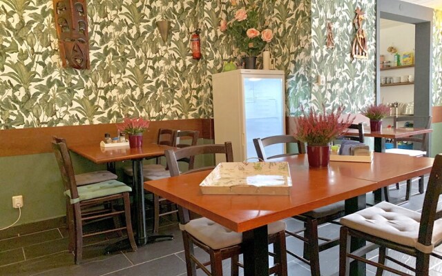 Snug Holiday Home With Storage, Roof Terrace, Private Garden