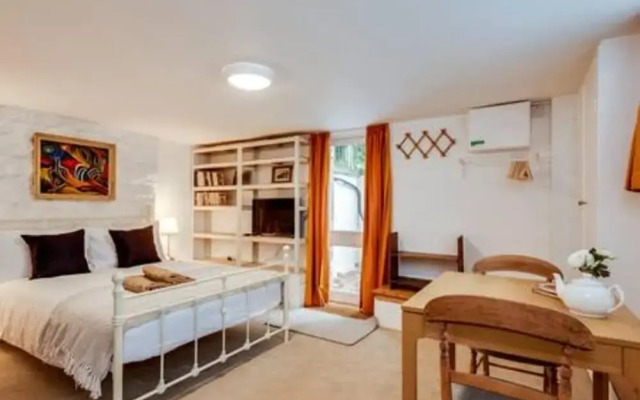 Basement Studio in Summertown With Kitchenette