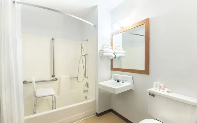Super 8 By Wyndham Milbank