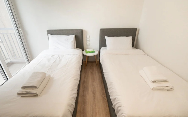 LIV - Luminous Spacious Apartment in Pagrati