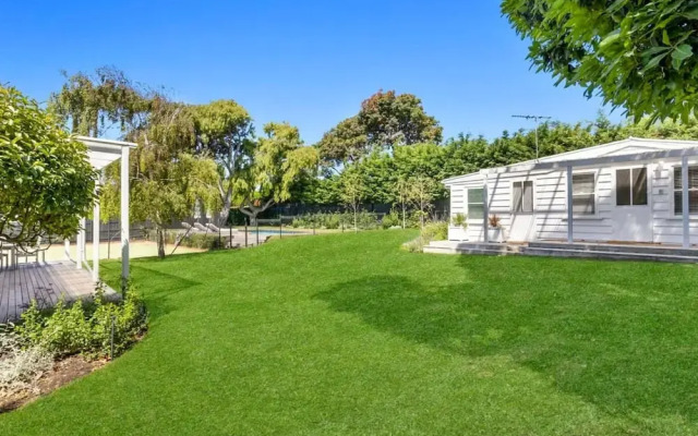 Portsea Paradise Pool and Tennis Court