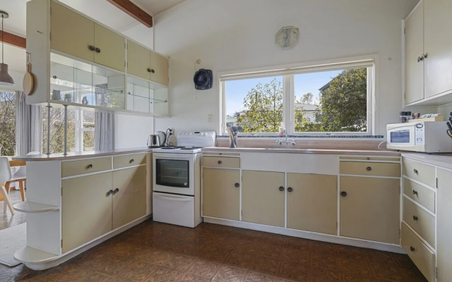 Dazzling Mairangi Bay Retreat Sea Views