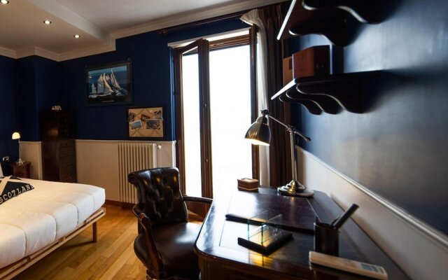 Navy Apartment by Wonderful Italy