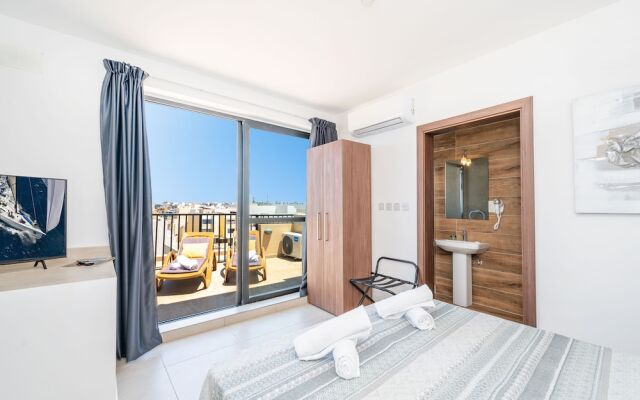 Islet Seafront Penthouse with Hot tub