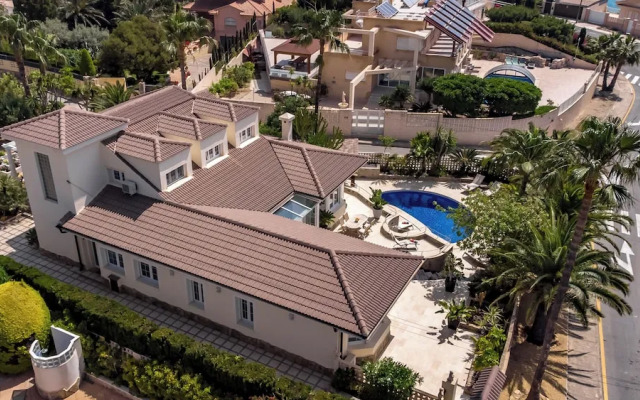 4bed Villa Sleeps 8- Pool, Garden, Bbq, Near Beach